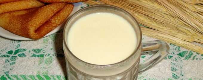 Сладковатое нежно-кремового цвета топленое молоко отличается по составу от молока обычного Потому и возникает у многих мам вопрос – с можно ли давать топленое молоко ребенку