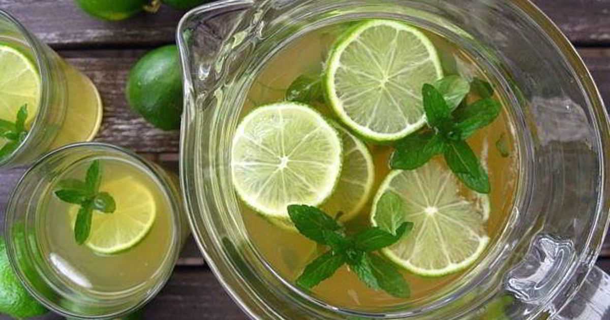 Зеленые холодной водой. Лайм мята чай зеленый. Зеленый чай с лаймом и мятой. Зеленый чай лимон и мята. Чай мятный и лайм.