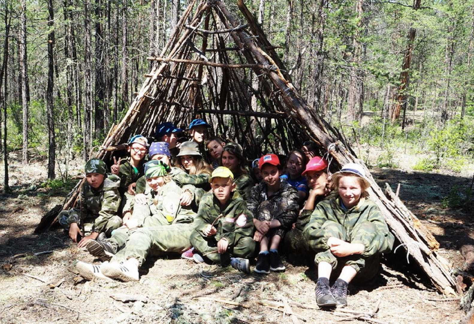 Школа выживания медведев. Койот детская школа выживания Иркутск. Школа выживания для детей. Лагерь выживания. Детский лагерь в лесу.