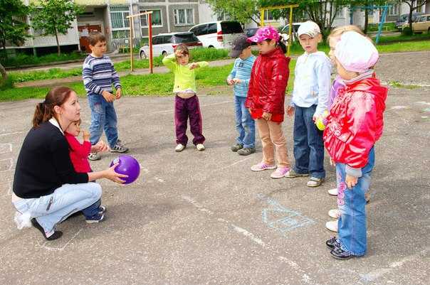 Игры с мячом летом. Игры для детей на улице. Воспитатель с детьми на прогулке. Игры на улице в детском саду. Подвижные игры во дворе.