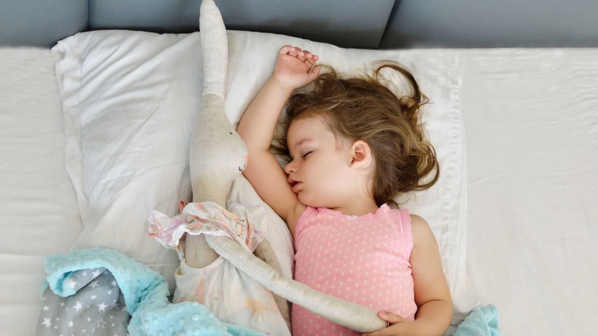 Как научить малыша спать отдельно от родителей?