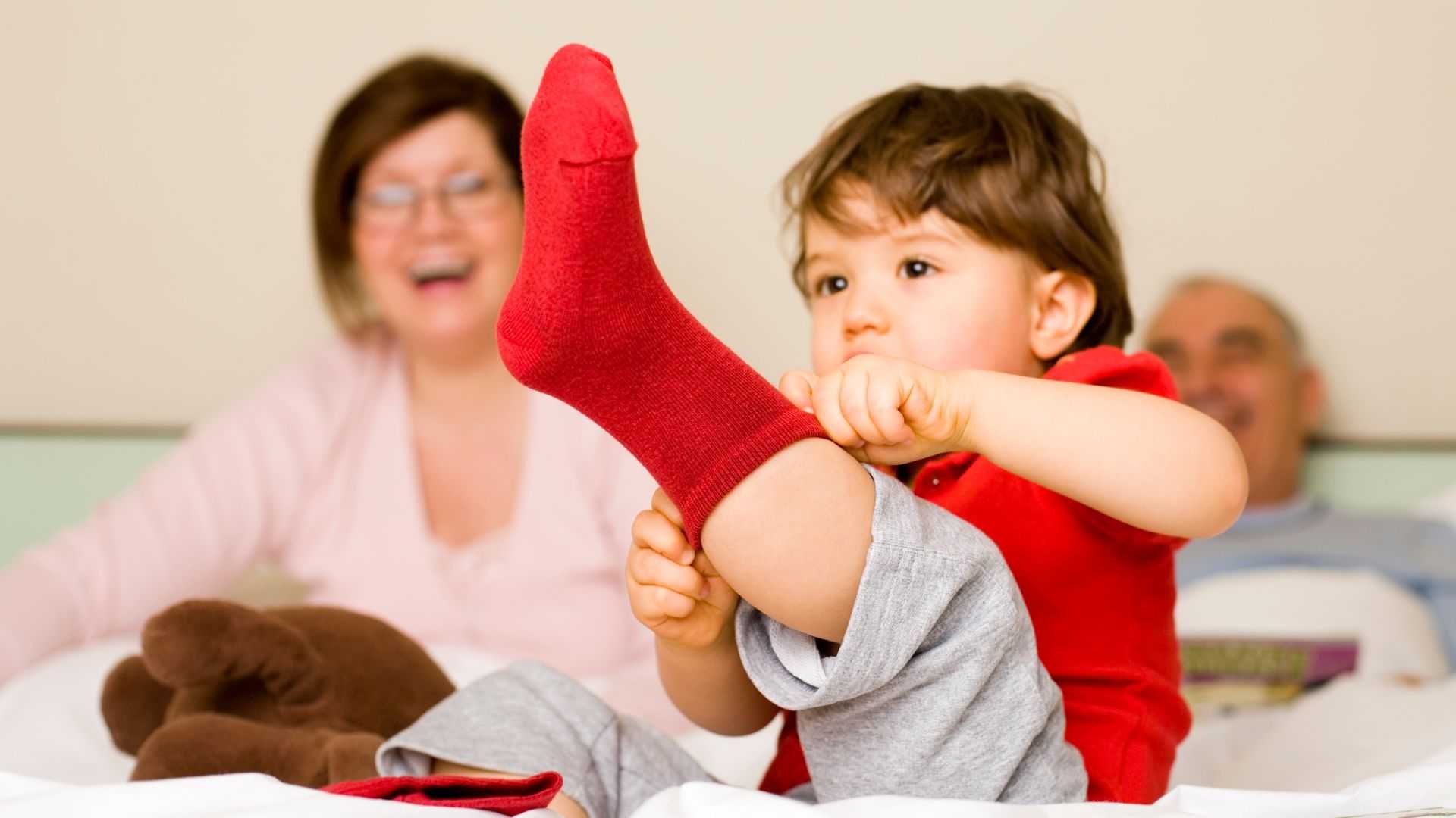 Как отучить ребенка кусать маму и драться: советы психолога