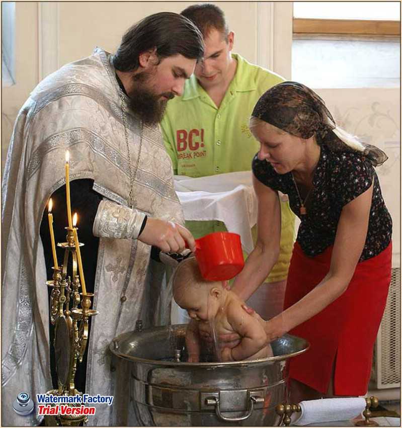 Что делает крестная во время крещения. Крещение в церкви. Крещение в храме. Крещение детей в церкви. Крещение в православном храме.