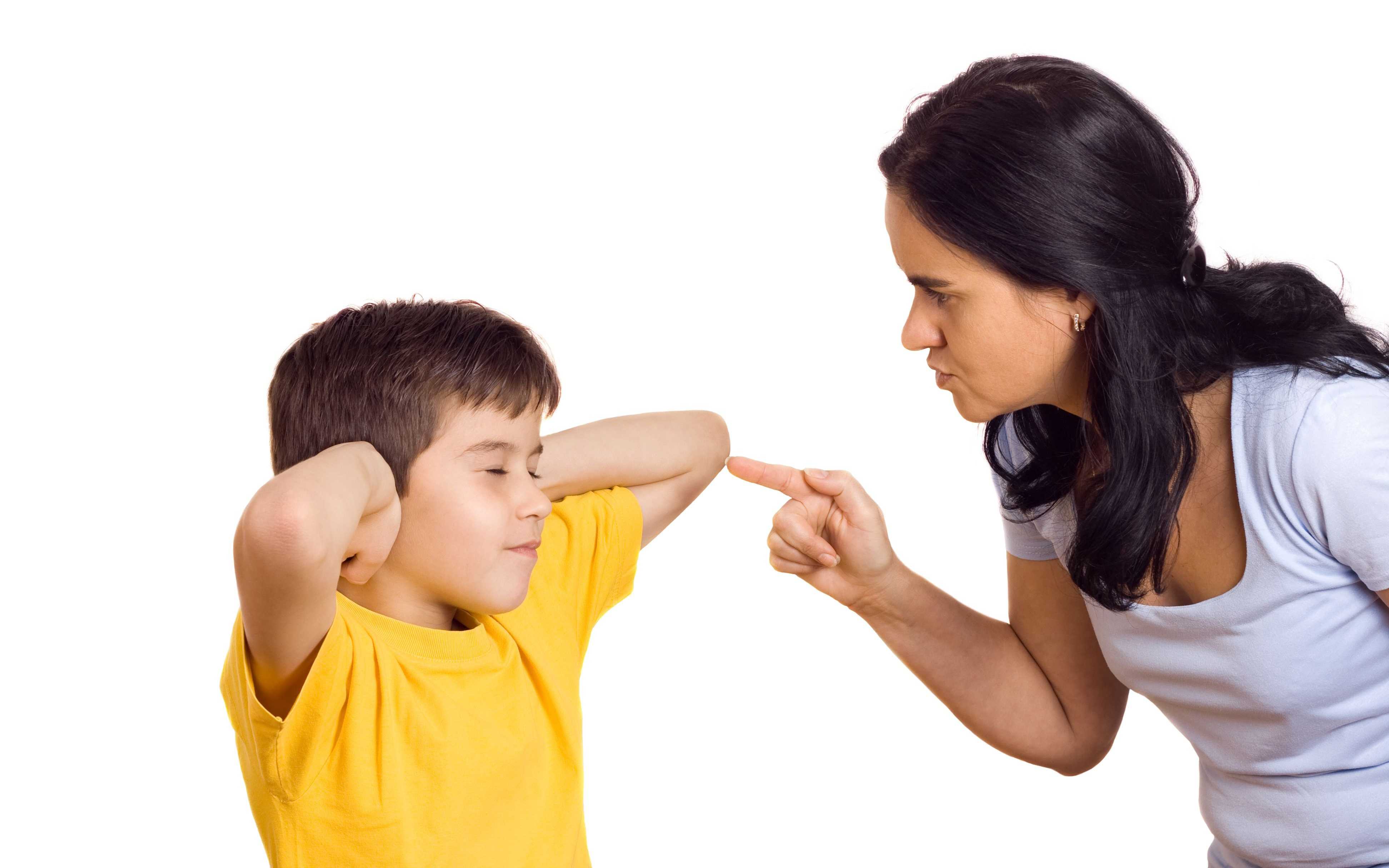 Детско родительское общение. Конфликт между родителями и детьми. Родители и дети. Ребенок кричит. Мама ругается.