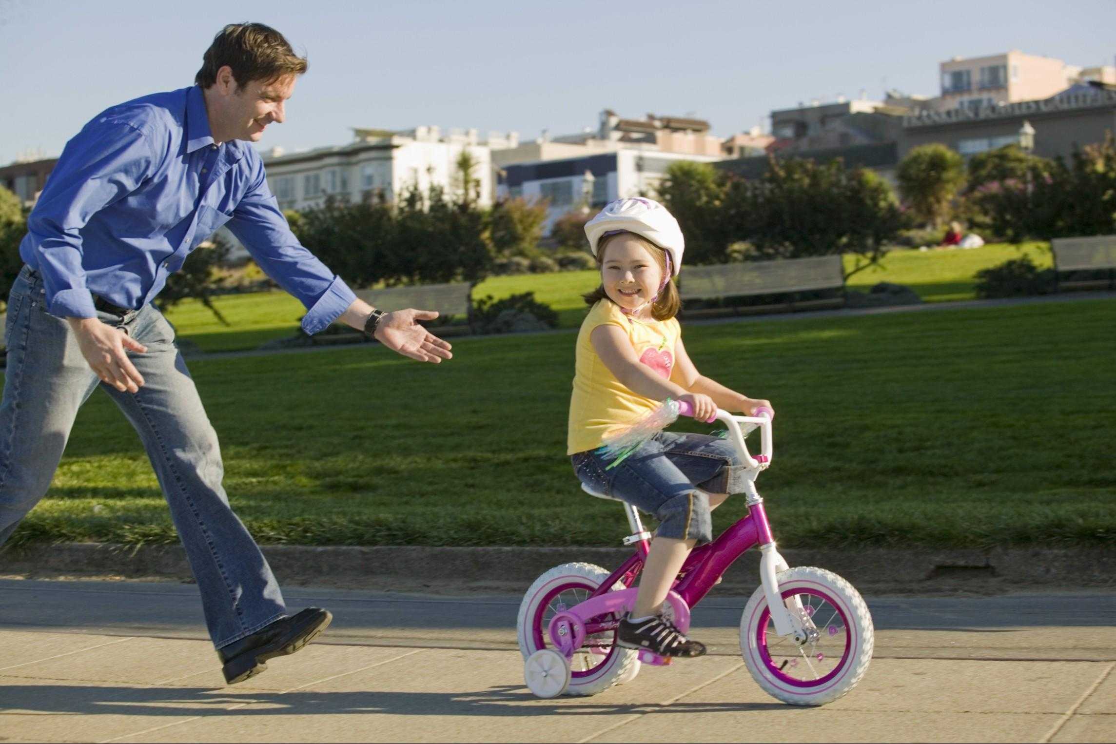 Как научить кататься на велосипеде ребенка? последовательность действий и рекомендации