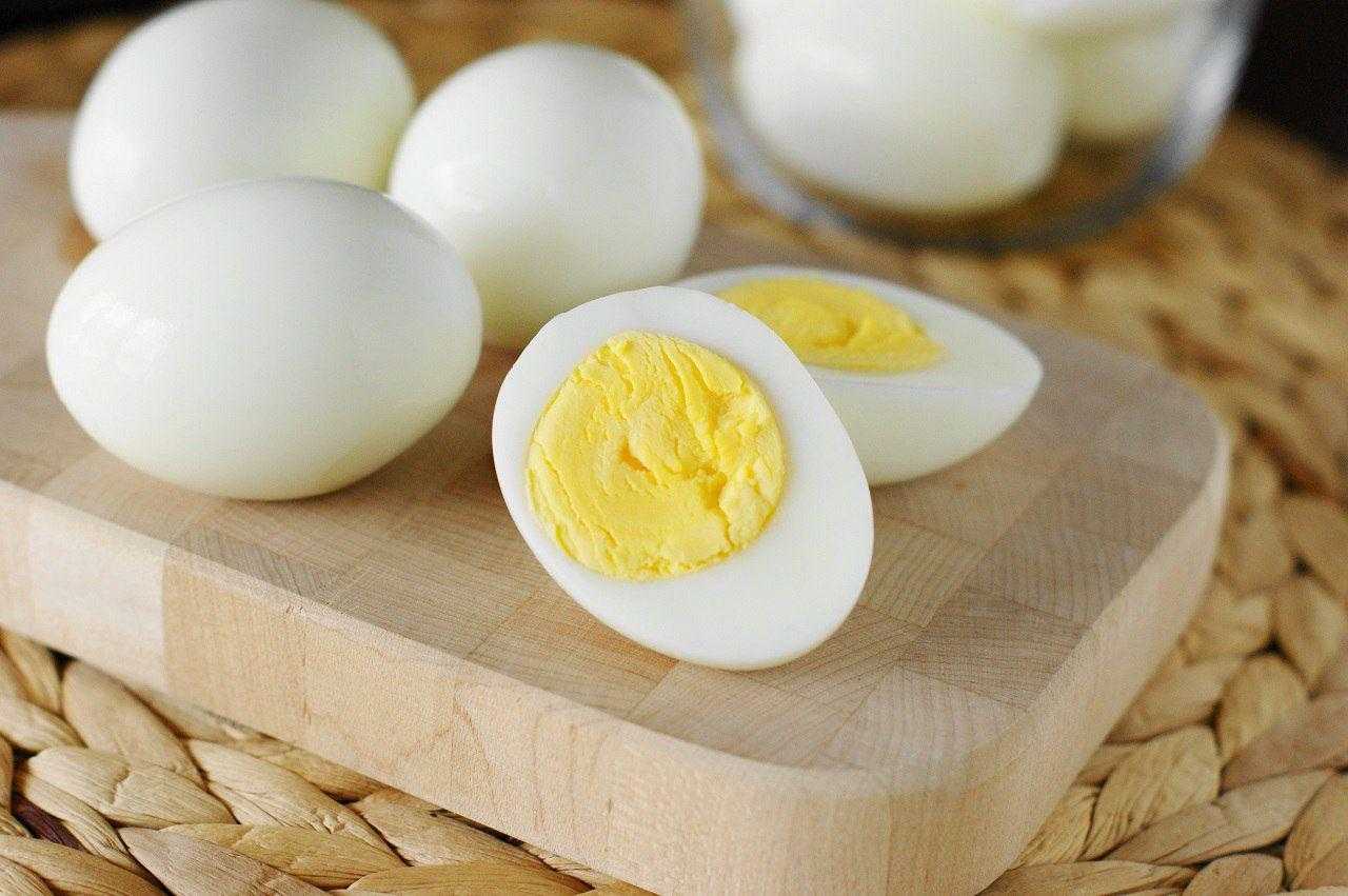 Почему куриные яйца бывают разного цвета и зависит ли количество полезных веществ от оттенка скорлупы