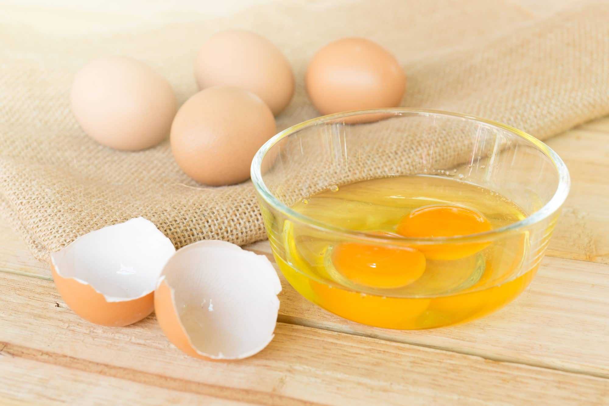 По цвету яичного желтка можно определить, в каких условиях содержалась курица и стоит ли его есть