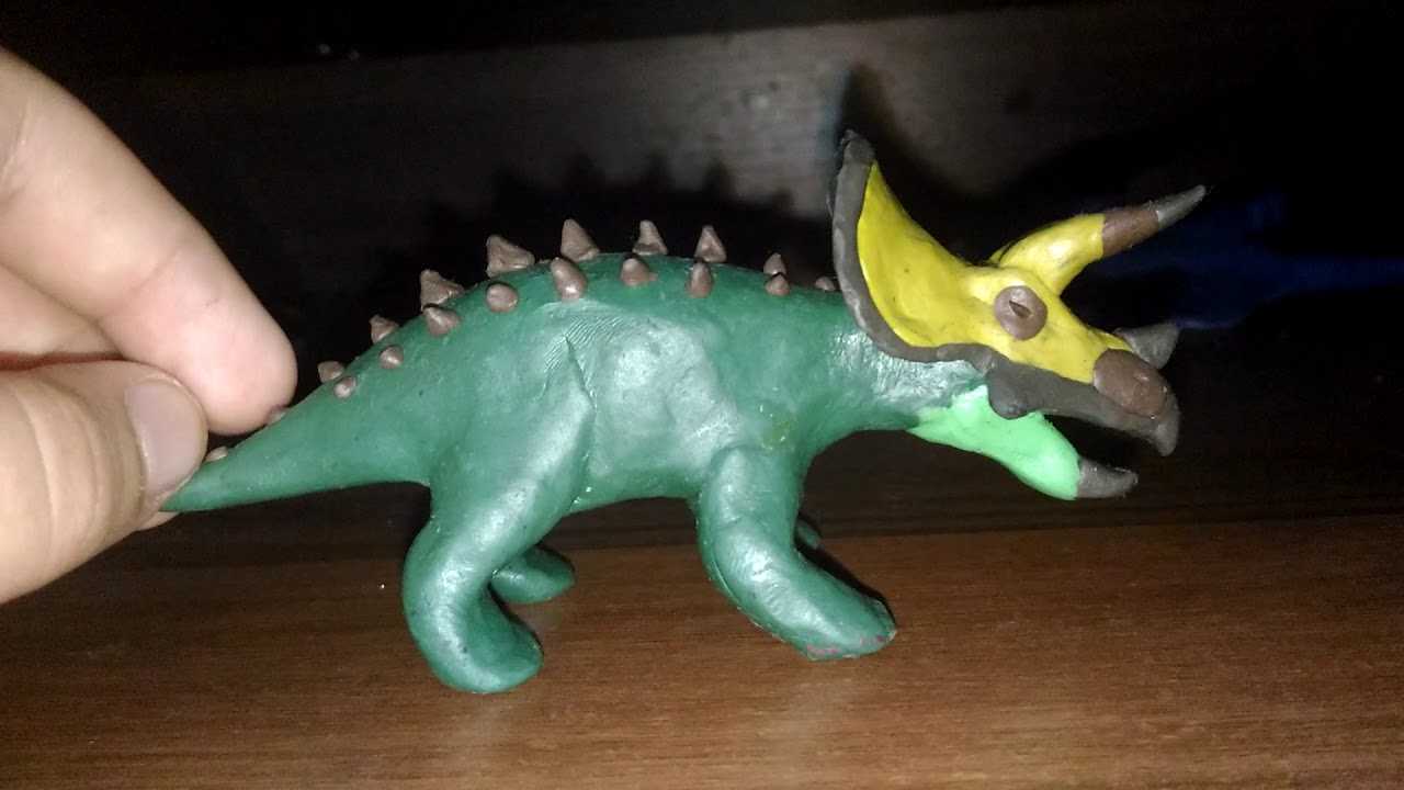 Коля любит лепить динозавров из пластилина расставить. Трицератопс динозавр из пластилина. Трицератопс динозавр лепить. Лепка из пластилина динозавра Трицератопса. Лепить из пластилина динозавра Дракорекса.
