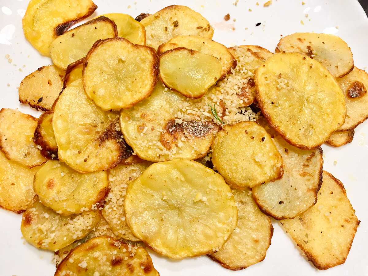 Как приготовить картофельные чипсы в духовке: описание рецепта домашних снеков