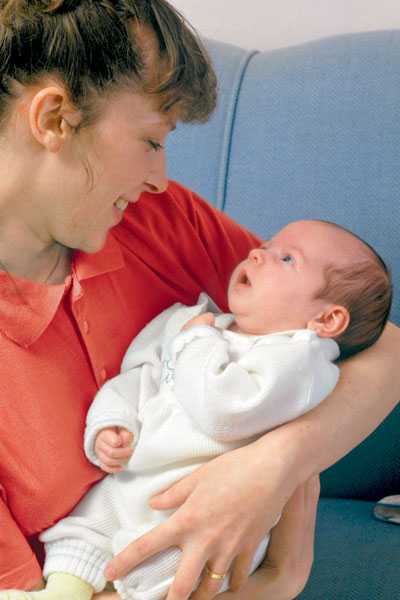 Как правильно держать новорожденного, как носить и класть кроху