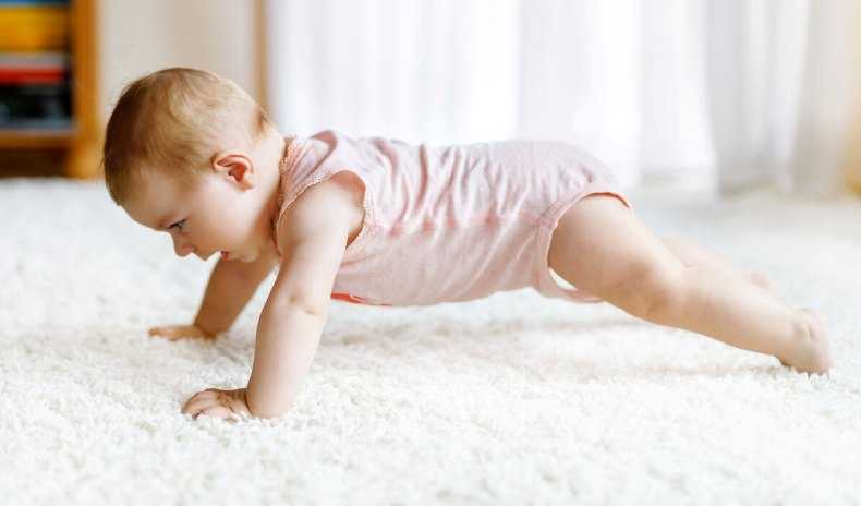 Как научить ребенка ползать на четвереньках? упражнения для 3-4 и 5-7 месяцев