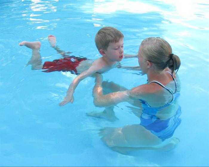 Как легко научить ребенка плавать