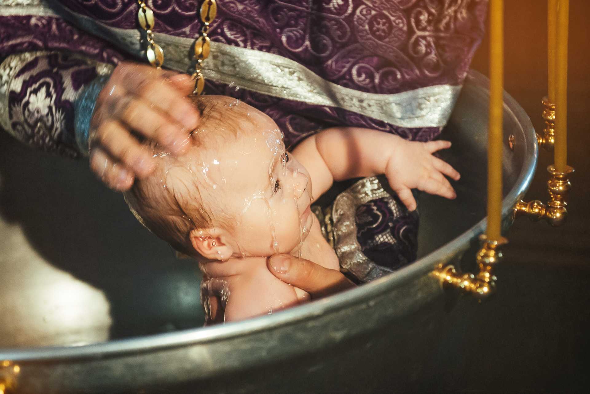 Могу ли я покрестить ребенка своей кумы. можно ли крестить ребенка у своих кумовьев