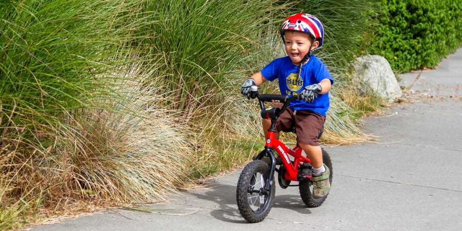 Как научить ребенка ездить на велосипеде и когда лучше это делать