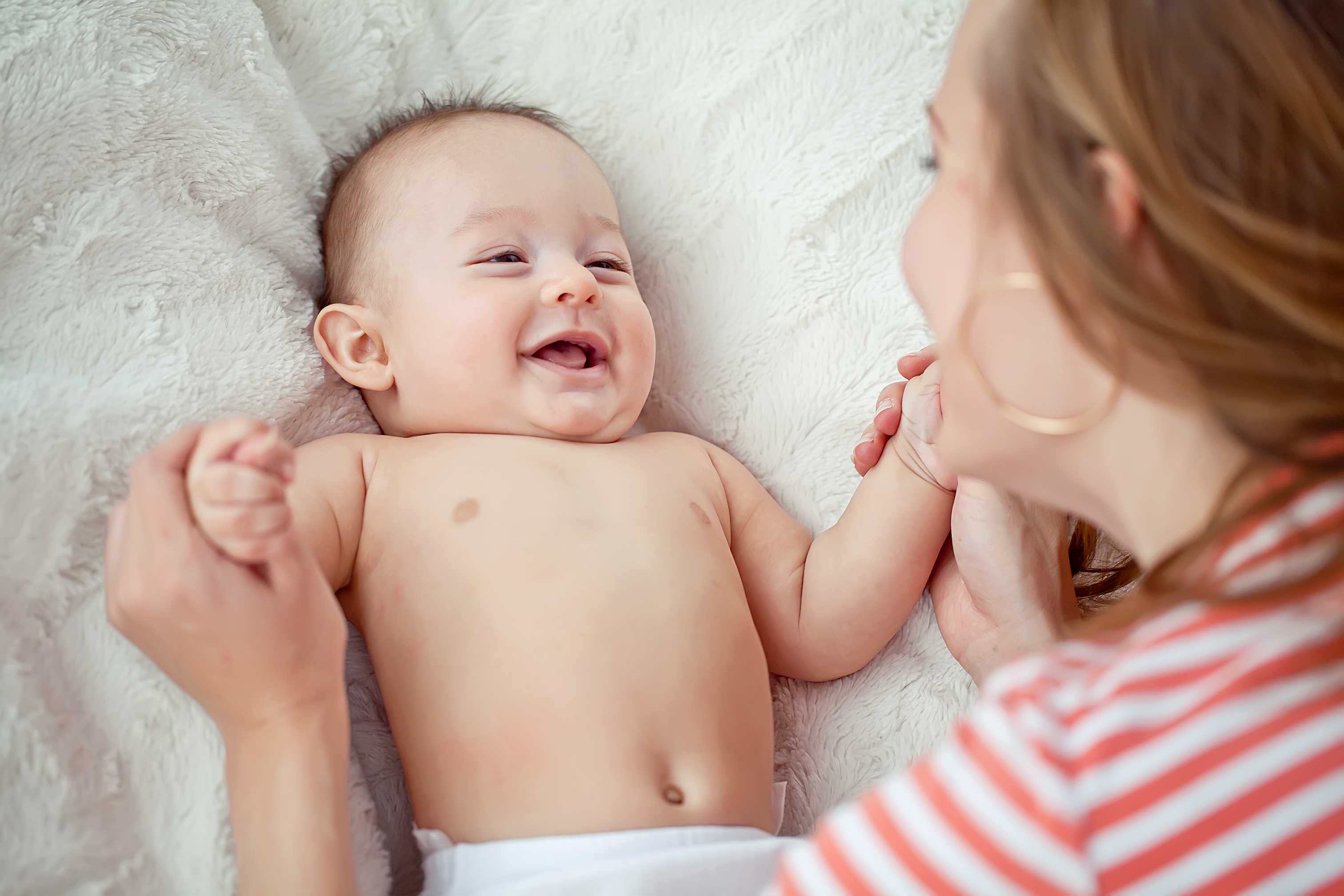 Ребенок когда мама смеется. Комплекс оживления у младенца. Малыш улыбается. Мама и новорожденный. Младенчество.