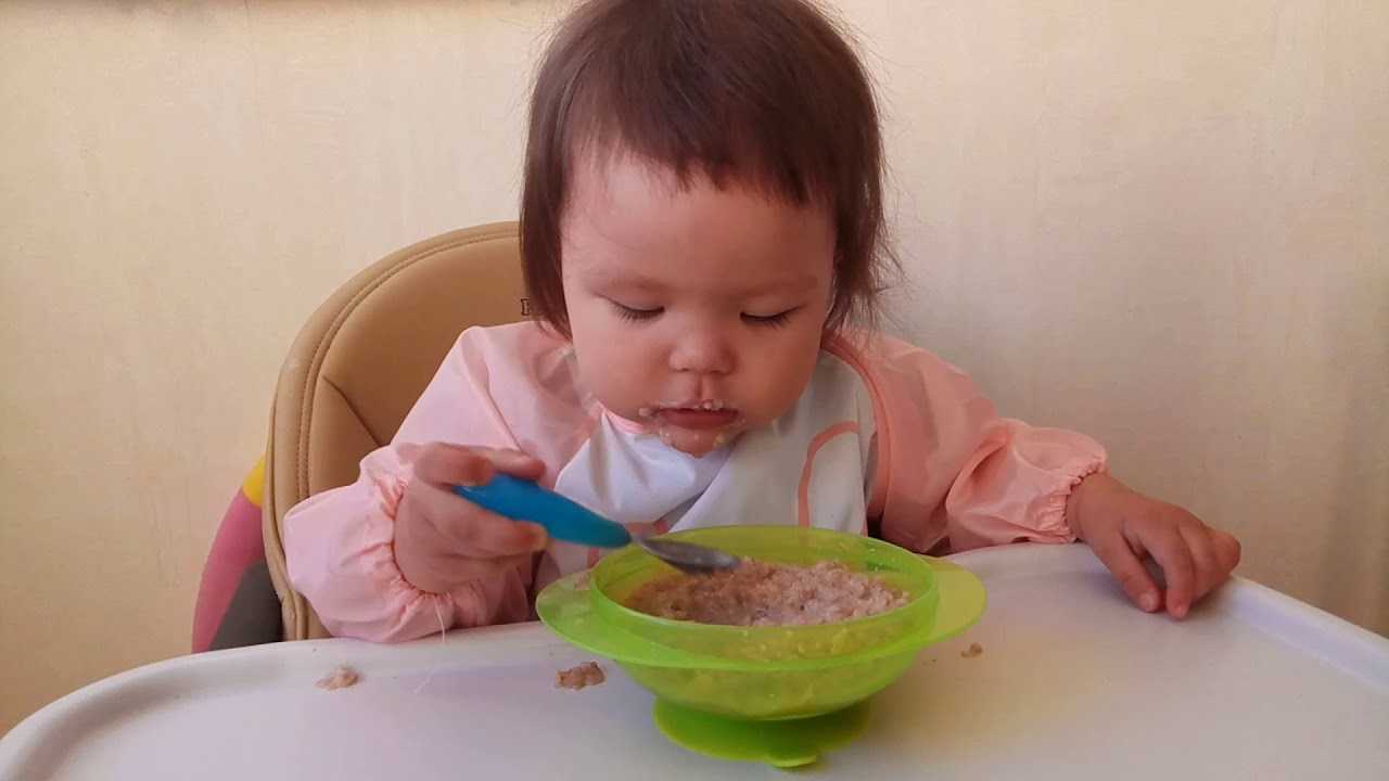 Как научить ребёнка кушать самостоятельно?