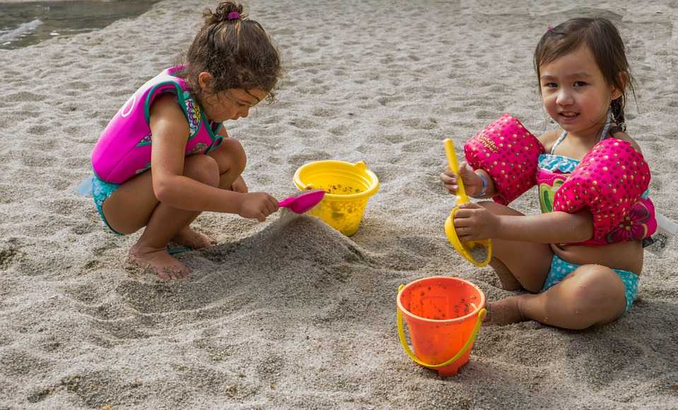 В какие игры для детей можно поиграть на пляже