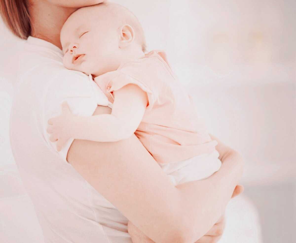 Как правильно держать новорожденного: руководство для родителей