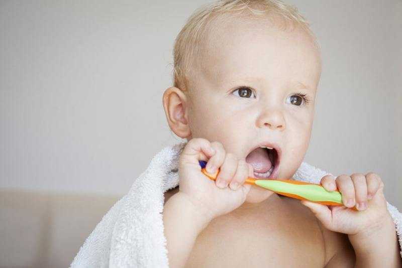 Как правильно почистить зубы ребенку: советы родителям и детям