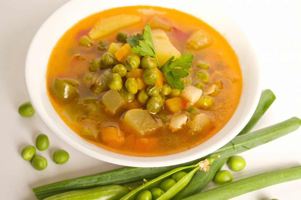 Лёгкий овощной суп с зелёным горошком - домовёнок-арт