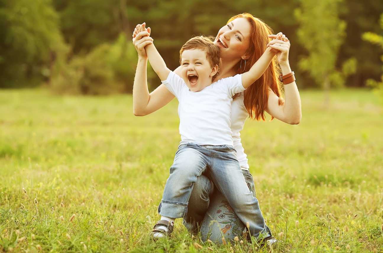 Танец счастье это мамины. Счастливая мама с ребенком. Мама с ребёнком счастоивые. Радостная мама с ребенком. Счастливый ребенок.